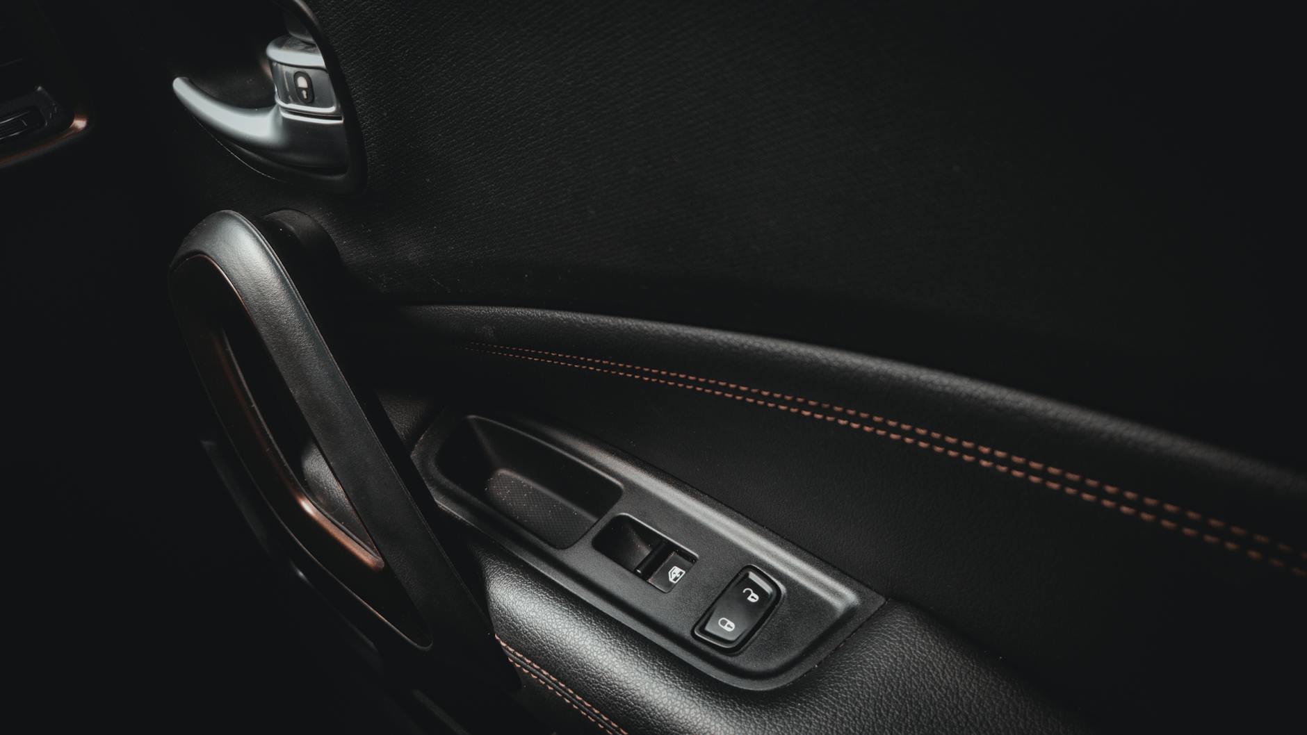 자동차 도어 스트라이커 조정 및 문 닫을 때 텅 소리 해결 팁 6 자동차 도어 스트라이커 조정 및 문 닫을 때 텅 소리 해결 팁