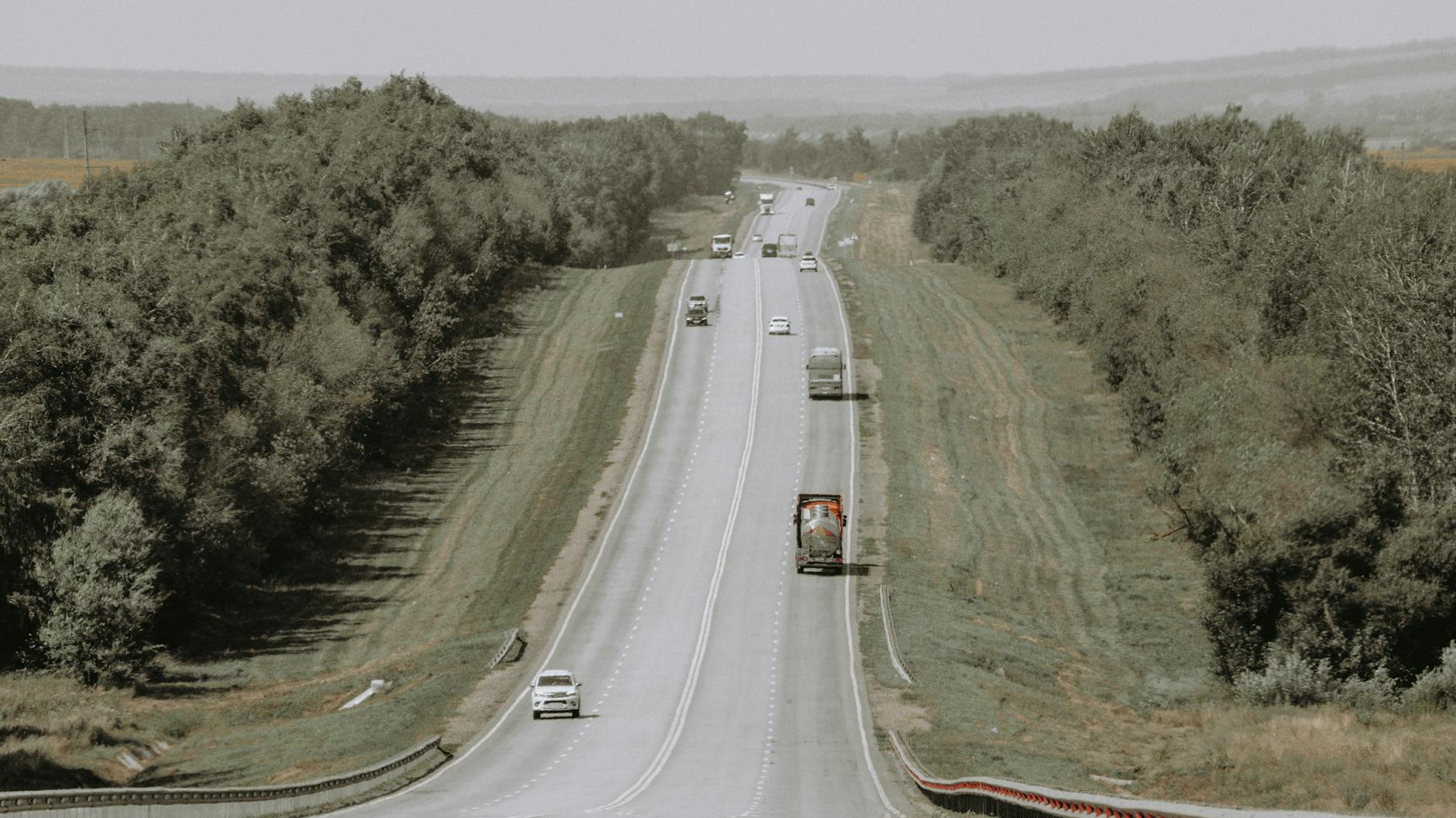고속도로 사고 시 2차 사고 예방을 위한 갓길 대피 및 무료 견적