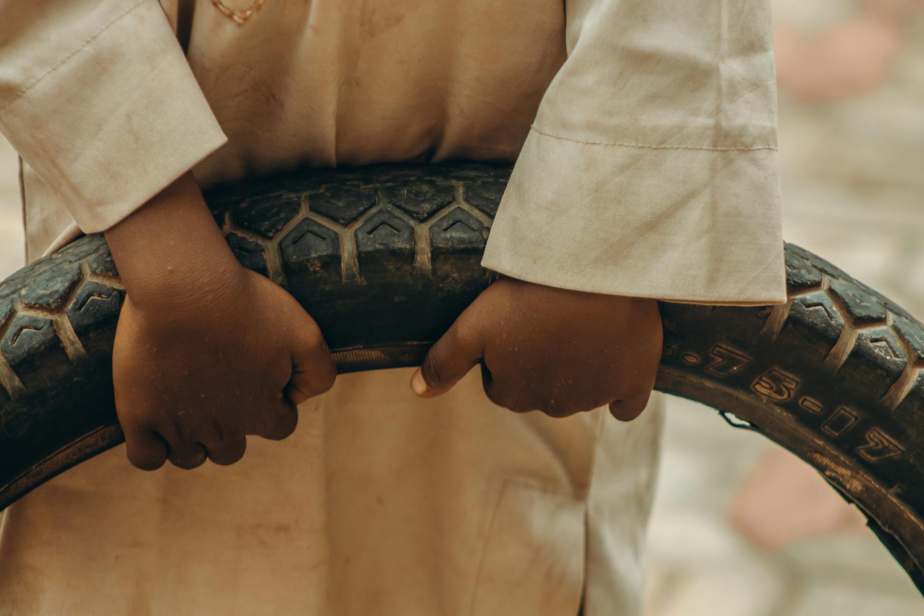 타이어 편마모 발견 시 얼라이먼트 교정 및 휠 밸런스 점검 매뉴얼