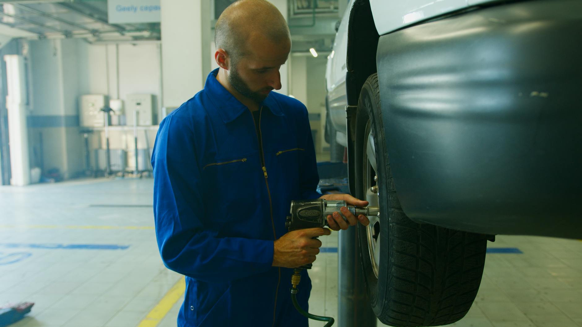 타이어 교체 후 휠 너트 규정 토크렌치 체결 중요성